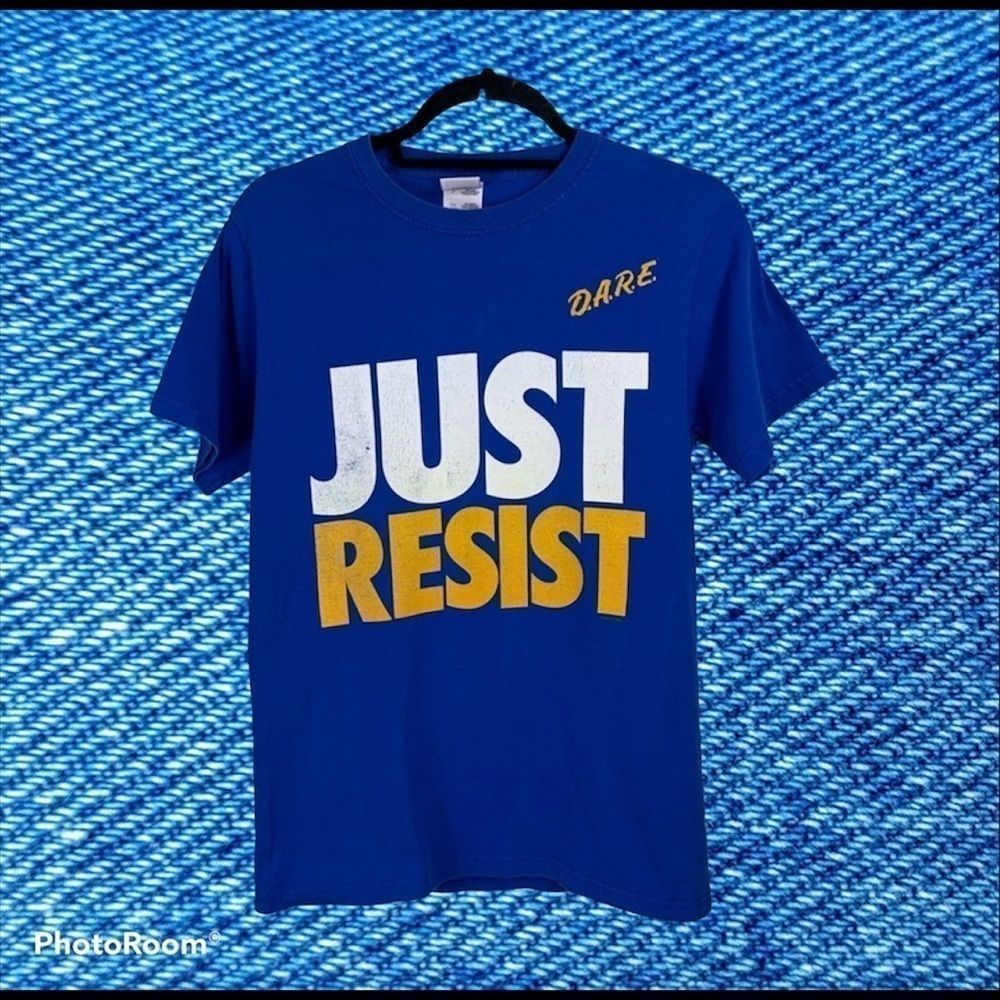 VTG DARE Just Resist T-shirt WOW!!